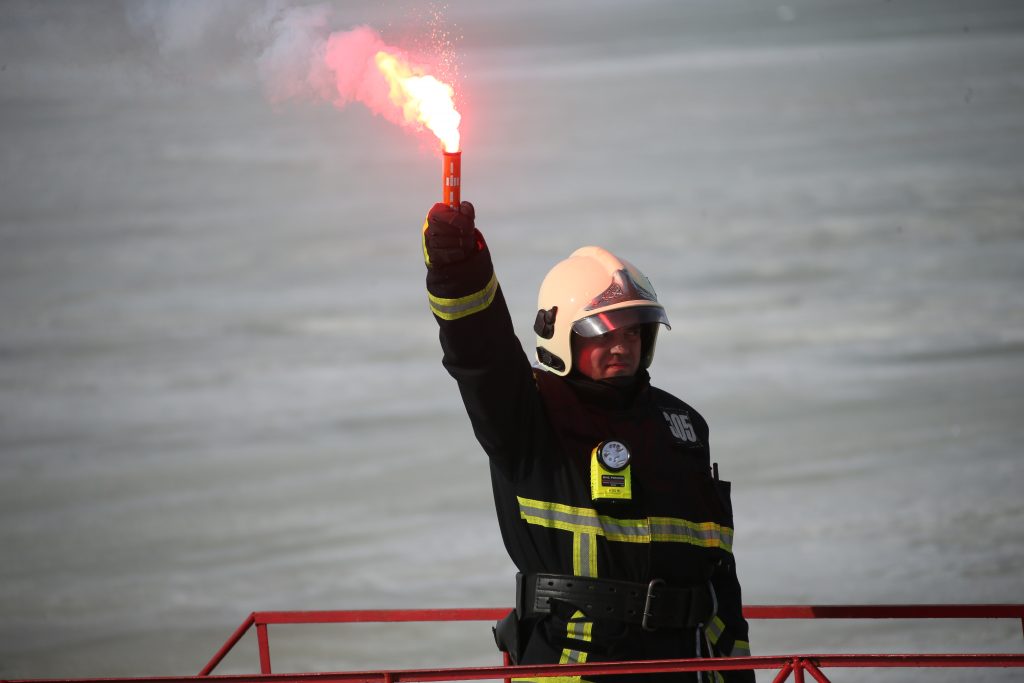 П ожарный дает старт началу учений в ТиНАО. Фото: Владимир Смоляков