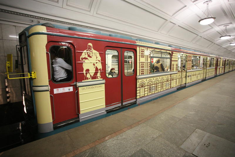 Около трех тысяч стикеров с просьбой уступить место беременным расклеили в метро. Фото: Антон Гердо, «Вечерняя Москва»