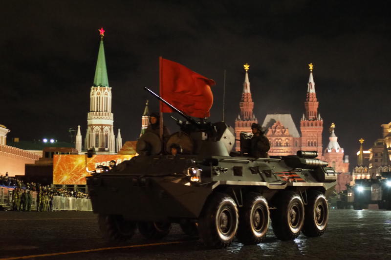 Роботы приняли участие в репетиции парада Победы на Красной площади