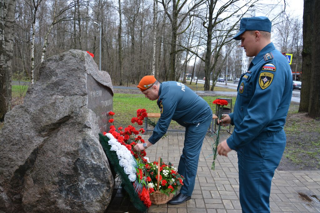 В новой Москве пожарные почтили память героев-ликвидаторов аварии на ЧАЭС