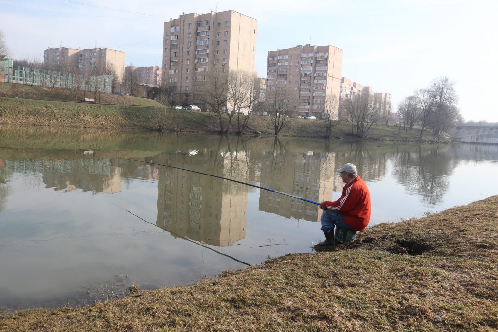 16 апреля 2018 года. Воскресенское. Пока не начались строительные работы, рыбак Сергей пытается поймать в пруду первую весеннюю рыбку. Фото: Виктор Хабаров