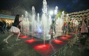 20 мая 2017 года. Московский. Новый светомузыкальный фонтан на обновленной площади пришелся по душе жителям. Фото: Виктор Хабаров