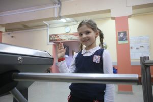 22 января 2018 года. Ученица 2Б класса школы № 2098 Милана Лебедева показывают электронный браслет «Москвенок». Фото: Антон Гердо