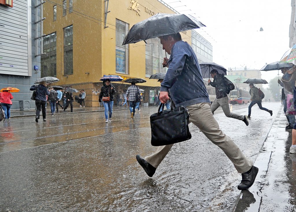 Зонт вновь становится самым полезным весенним аксессуаром. Фото: Светлана Колоскова