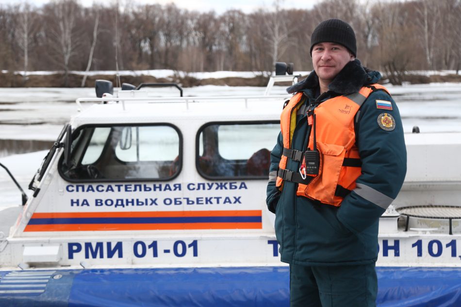 В Москве спасли провалившихся под лед рыбаков