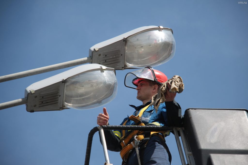 Обновление системы освещения улиц начали в Новой Москве. Фото: Павел Волков, «Вечерняя Москва»