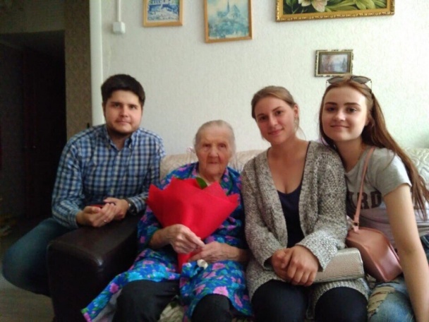 Активисты поселения Филимонковское поздравили местную долгожительницу. Фото: страница Молодежной палаты в социальных сетях