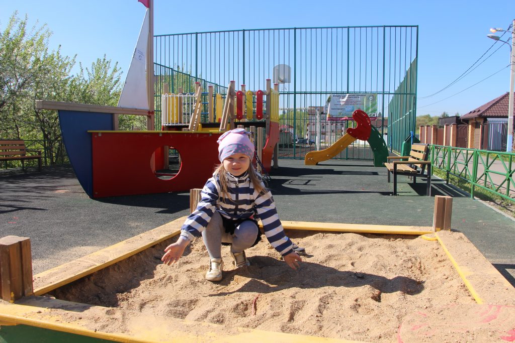 9 мая 2018 года. Сосенское. Алина Москаленко на детской площадке в деревне Сосенки. Песок привезли, можно малышам куличи лепить.