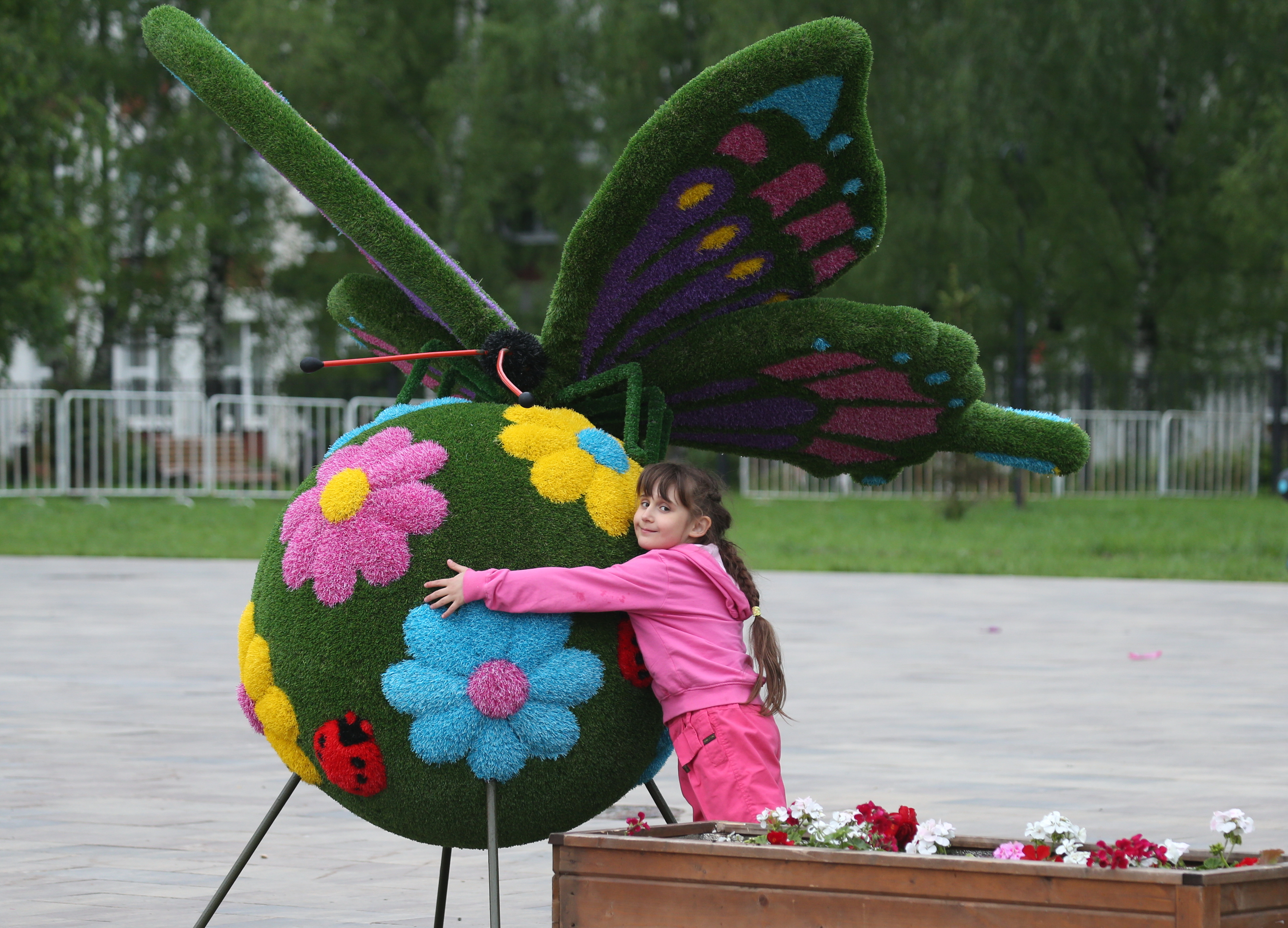 Стоп-кадр: Бабочка стала любимицей ребятни. Фото: Виктор Хабаров
