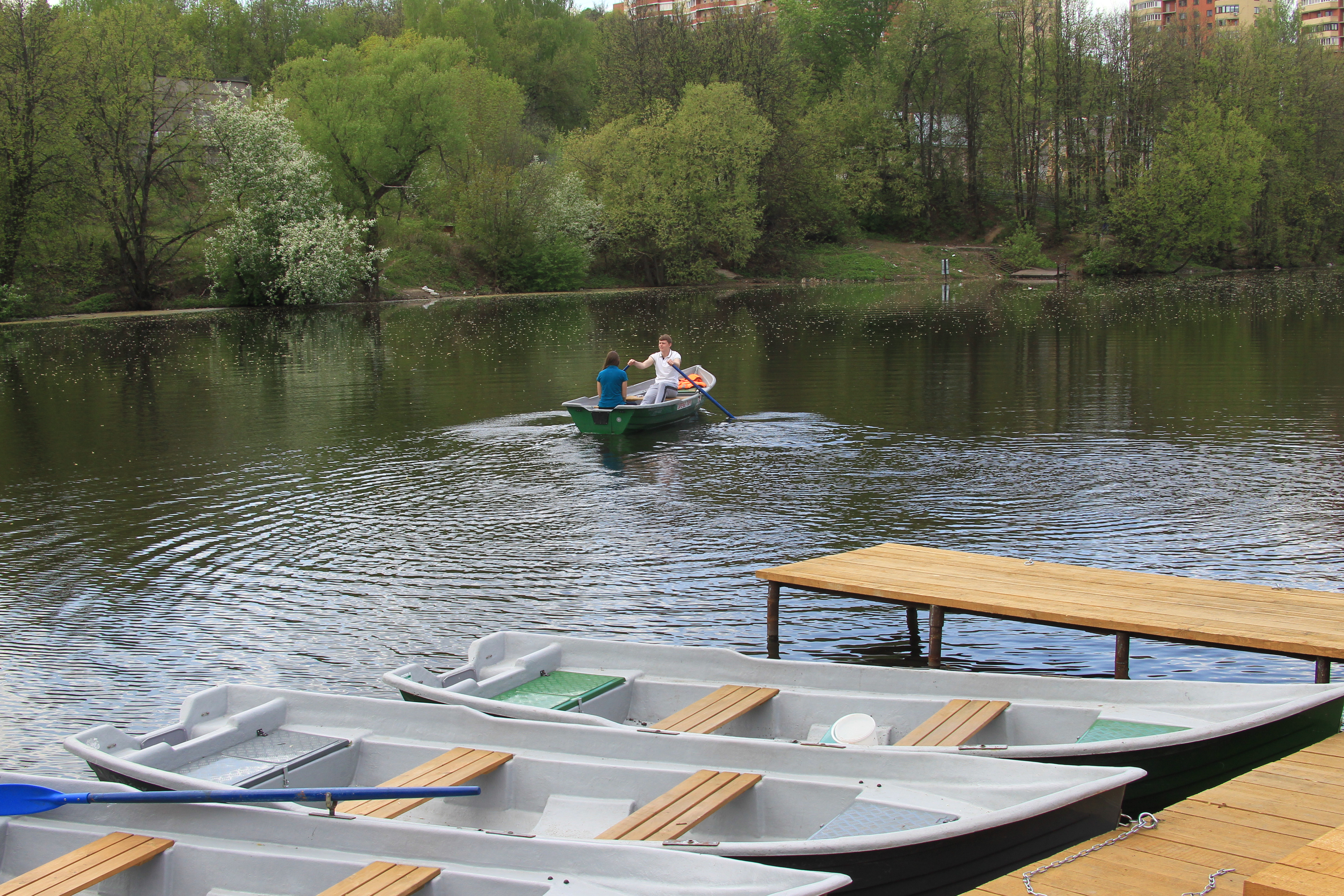 19 мая 2018 года. В парке «Заречье» можно взять лодку напрокат. Фото: Владимир Смоляков 