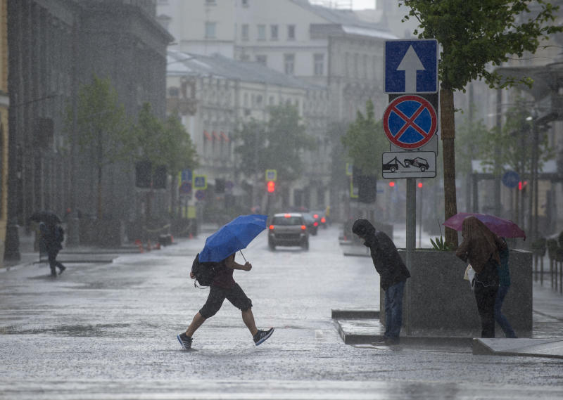 Синоптики прогнозируют дождливые выходные в Москве. Фото: Артем Житенев