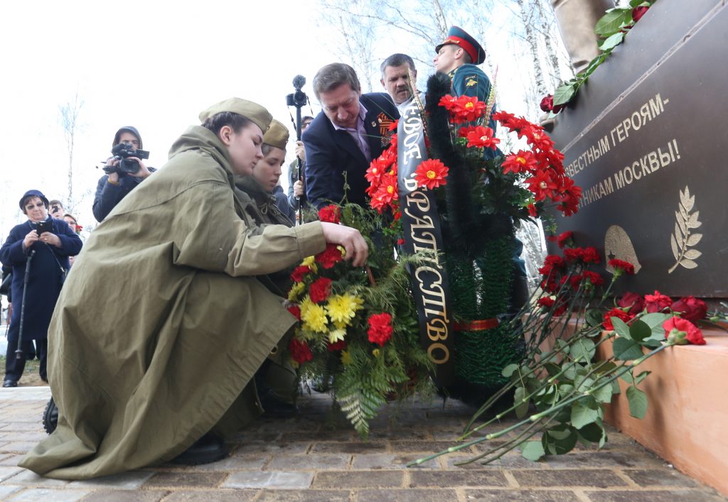28 апреля 2018 года. Роговское. Поисковики возлагают цветы к памятнику героям. Фото: Виктор Хабаров