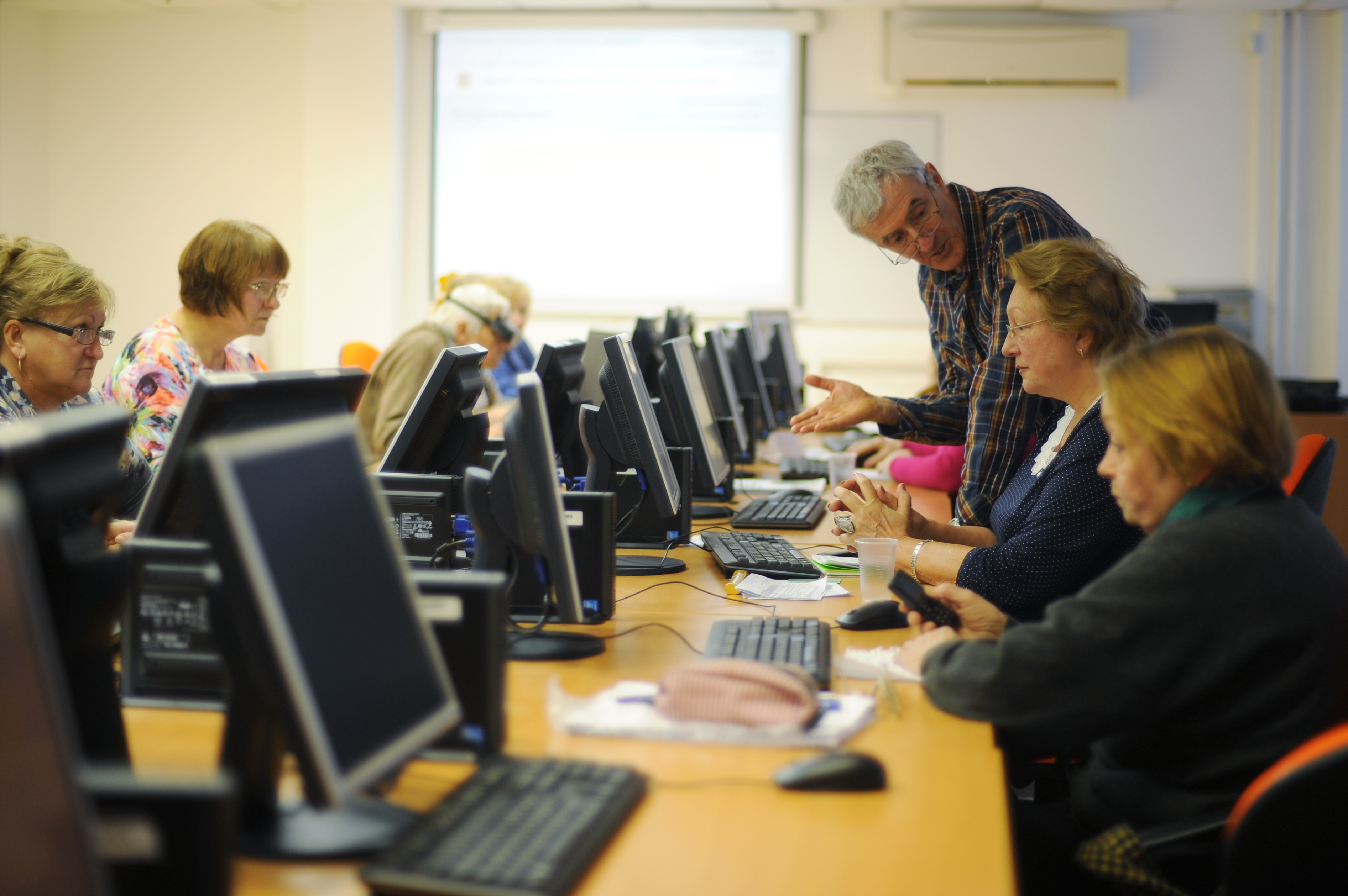 Пенсионеры приняли участие в компьютерном многоборье 