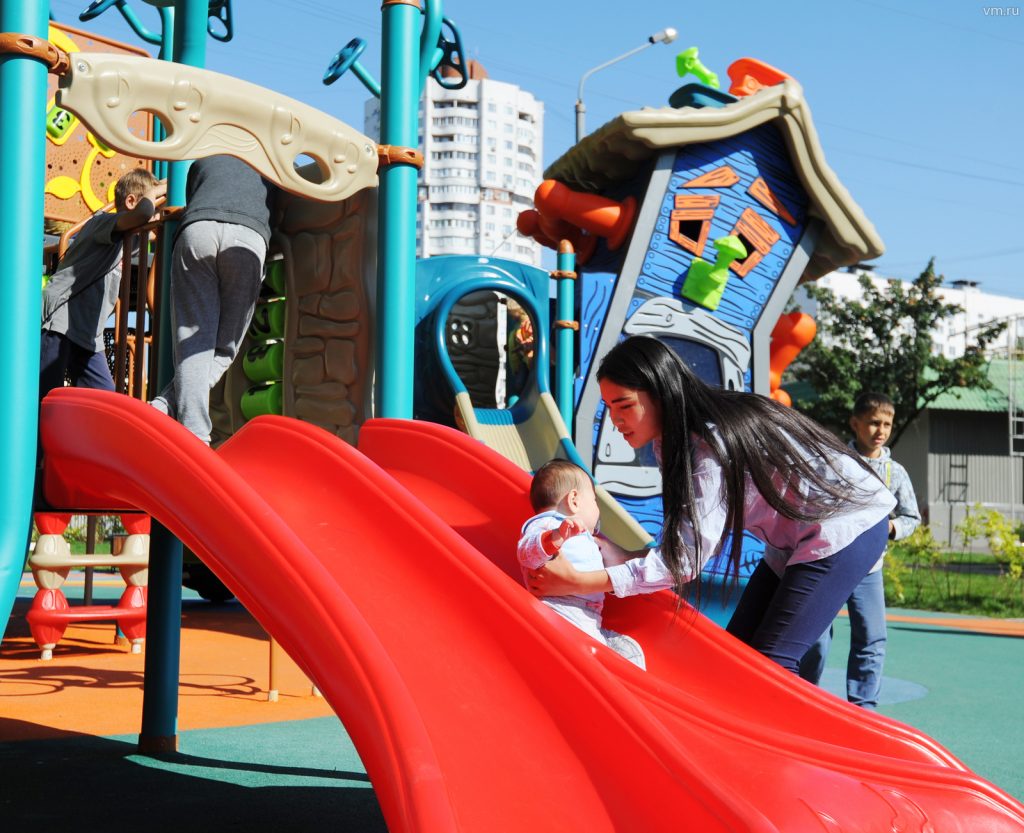 Проверку безопасности организуют на детских площадках в столице