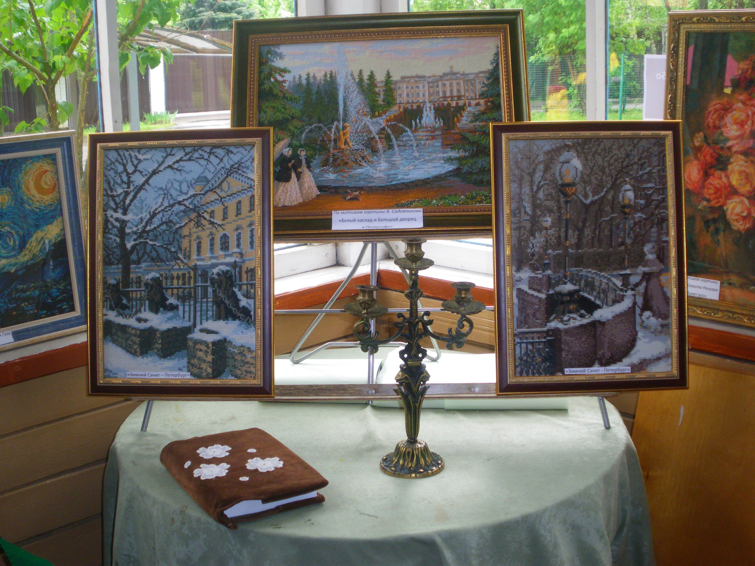 Выставка вышитых картин в библиотеке №260 поселения Десеновское. Фото: библиотека №260