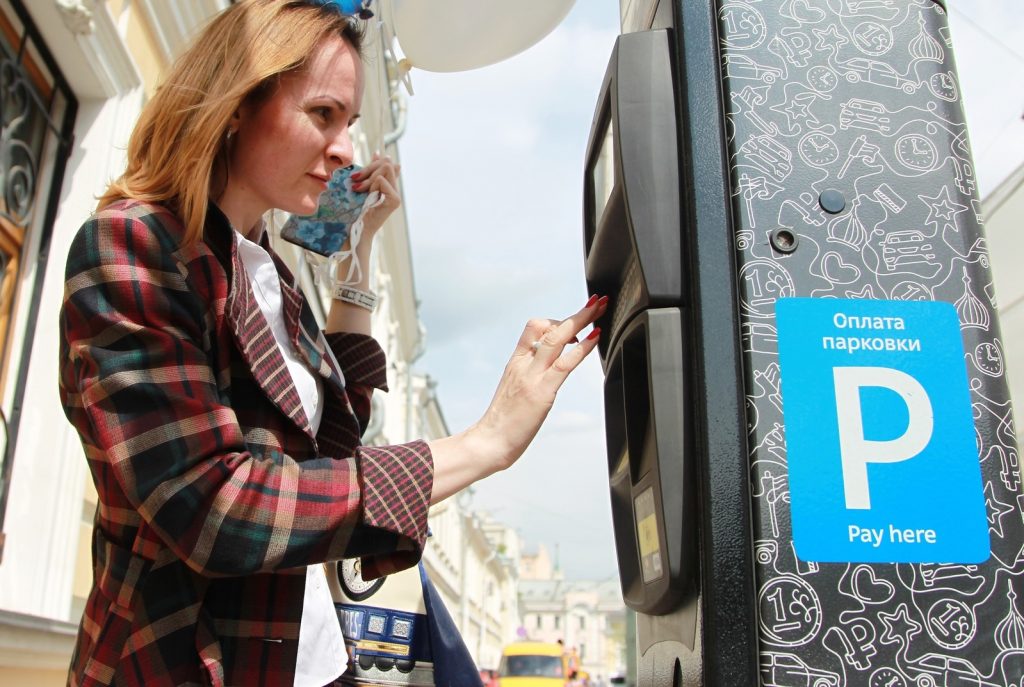 Специалисты восстановили сервис по оплате парковок через SMS. Фото: Наталья Нечаева