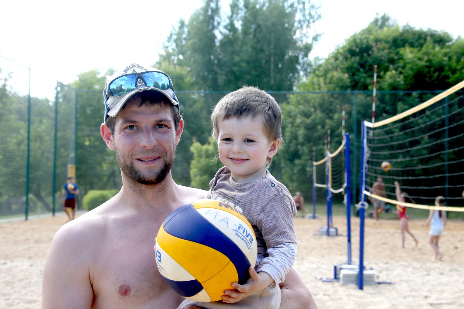 Виталий Журавлев вывез сына Артема в парк, на свежий воздух. Фото: Владимир Смоляков