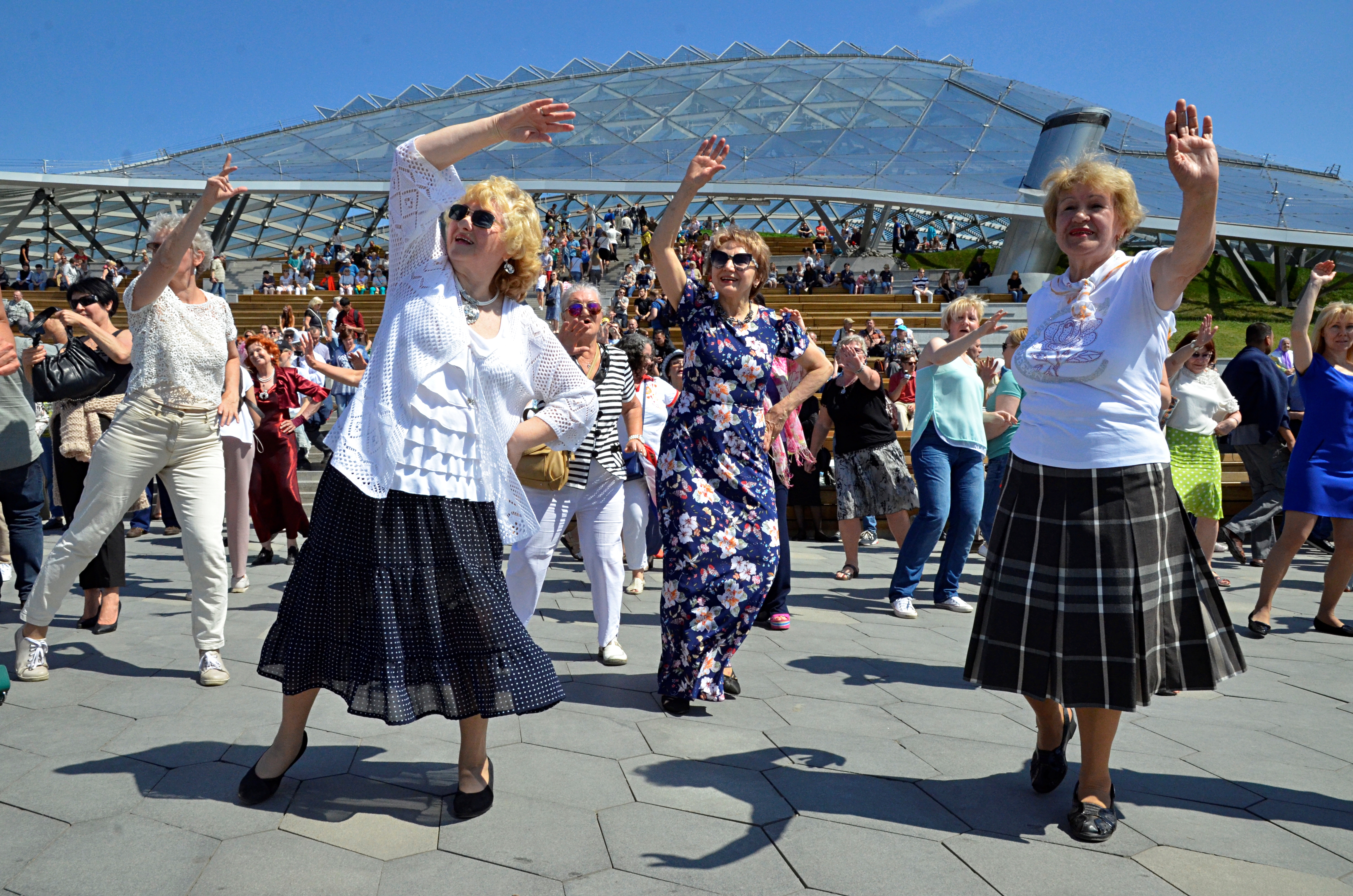 Скандинавская ходьба, дыхательная гимнастика и йога: Пожилые москвичи приняли участие в мероприятии «Лето в Зарядье»