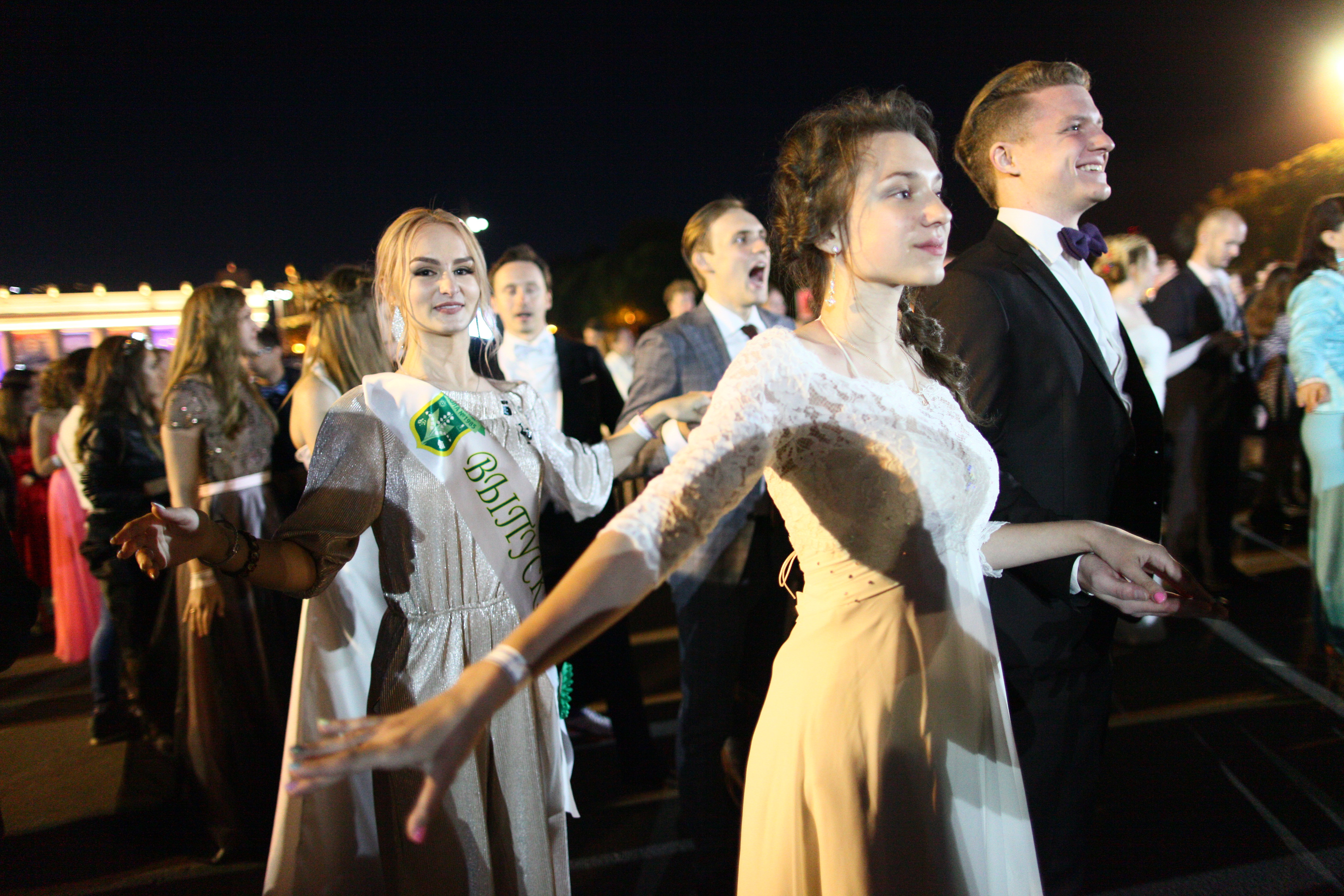 Школьники отметили выпускной вечер в Кремле 