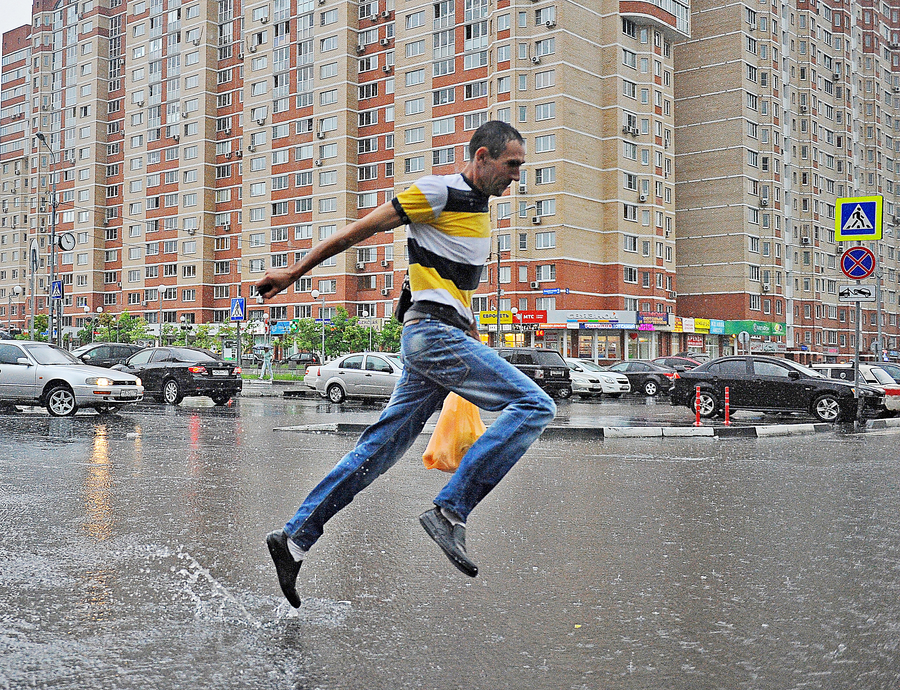 К началу второго летнего месяца лучше запастись зонтом. Фото: Александр Кожохин