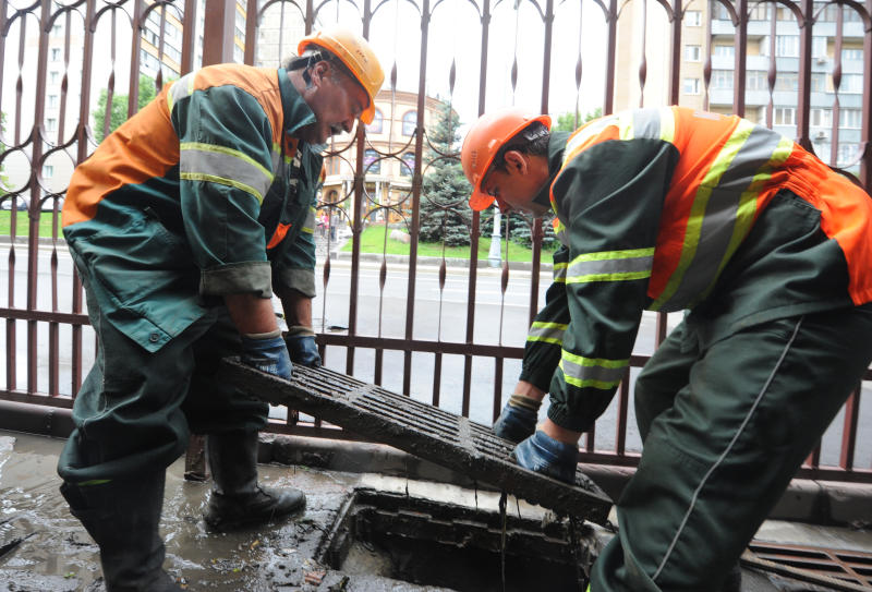 Ливневую канализацию почистили в Московском