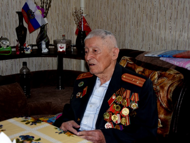 Сотрудники полиции УВД по ТиНАО поздравили ветерана Хакима Гафорова с 95-летним юбилеем