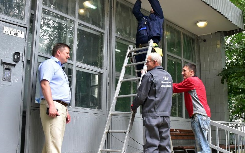 Специалисты приступили к ремонту подъездов в Марушкине