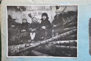 вспомина- ет о встречах с Констан- тином Станиславским. На фото 1922 года она и ее соседи, тоже ак- терские дети, у дома в Леонтьевском пере- улке. Фото: Виктор Хабаров