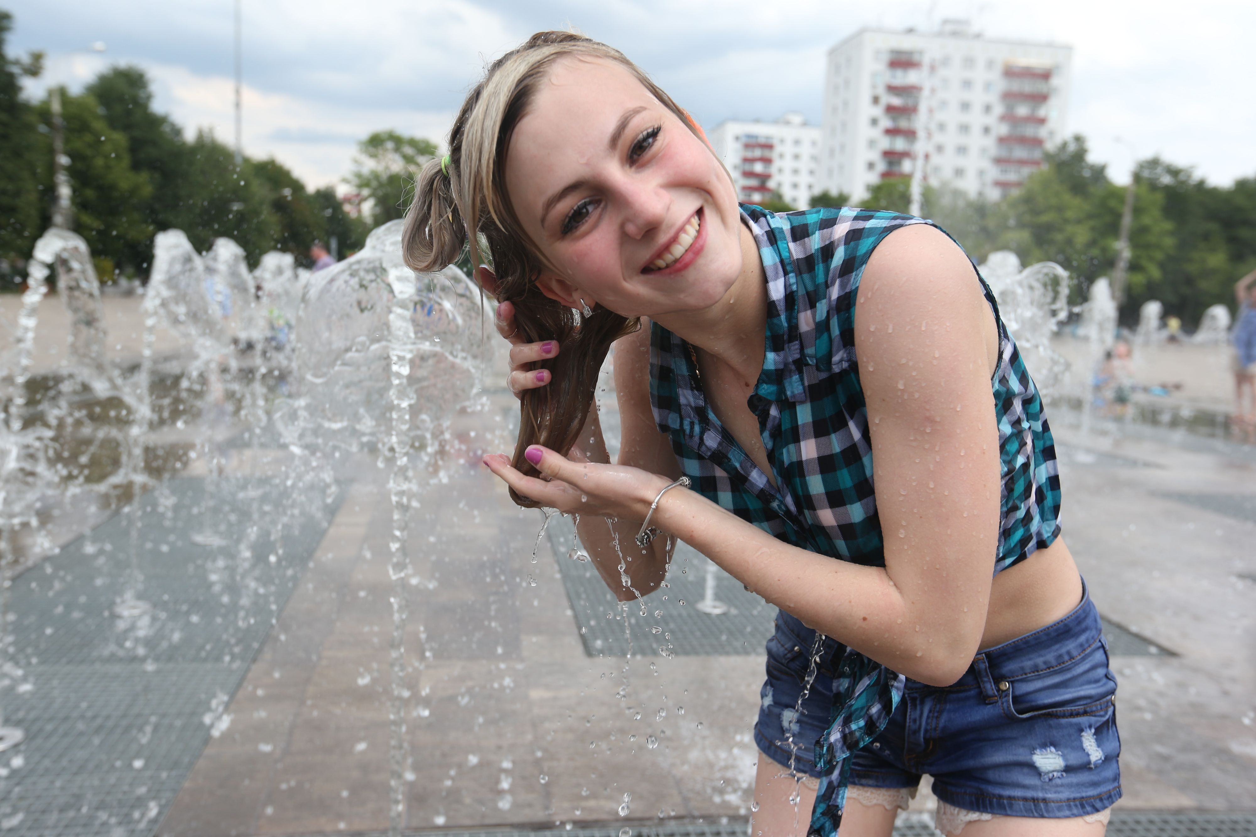 30 июня 2018 года. Московский. Оксана Ма- линина знает, что освежиться в жару лучше всего в сухом фонтане. Фото: Виктор Хабаров