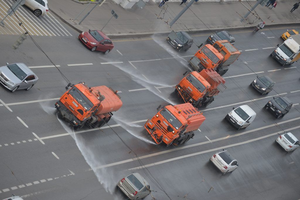 В столице ежедневно на уборке территории работали около 100 тысяч человек. Фото: Александр Казаков