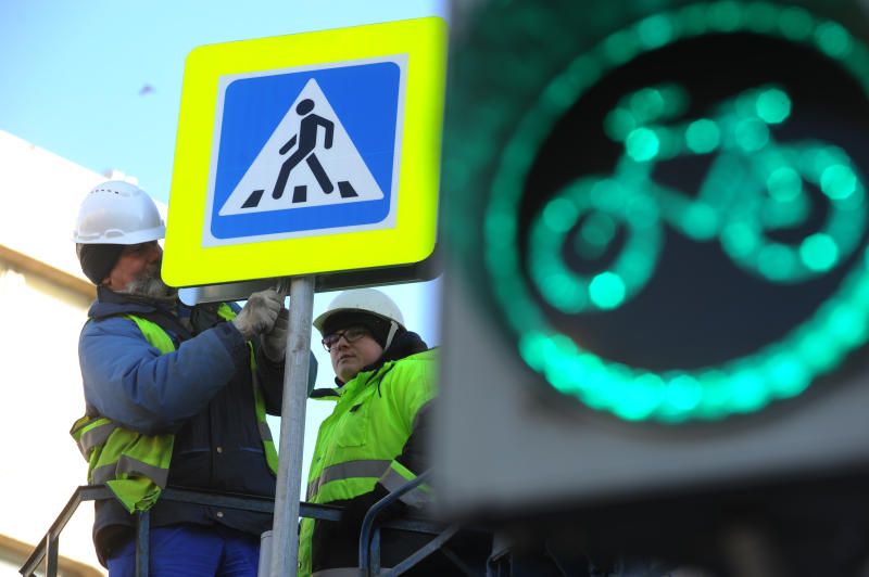 Первый дорожный знак на гибкой стойке установили в Москве