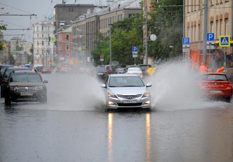 Жара в столице сменится дождями и грозами. Фото: Александр Кожохин