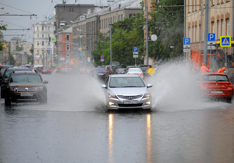 ЦОДД рекомендовал водителям быть внимательнее на дорогах. Фото: Александр Кожохин