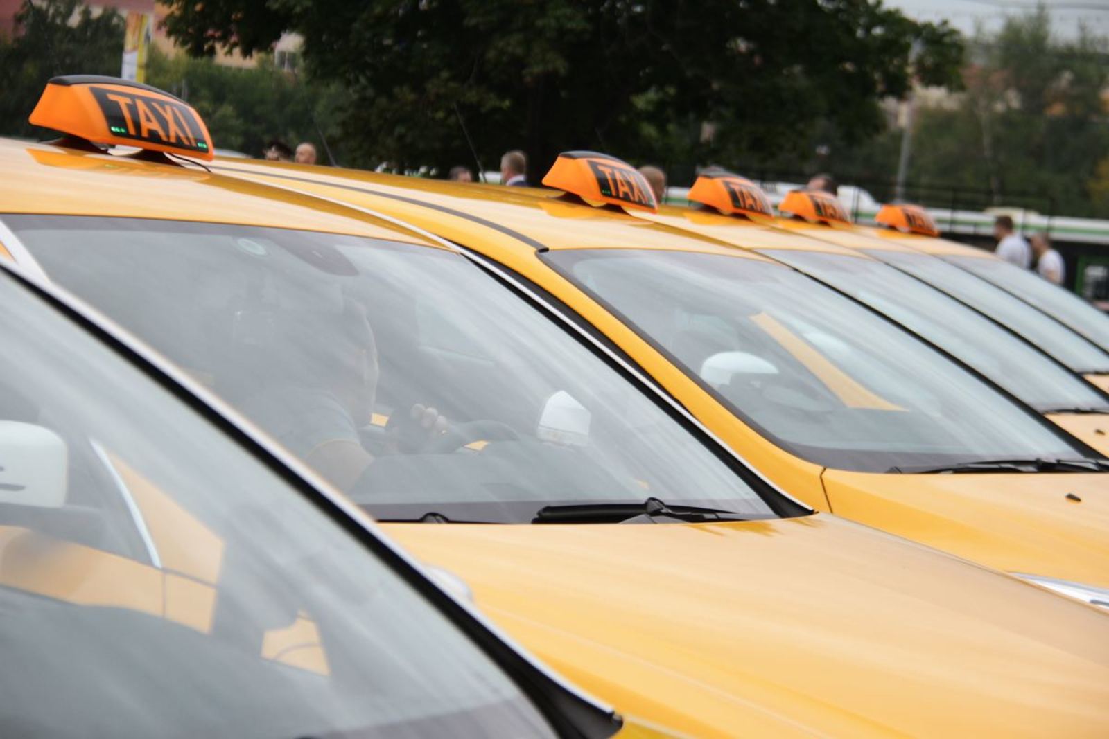 Восемь заказов принимает московский таксист в сутки. Фото: Антон Гердо