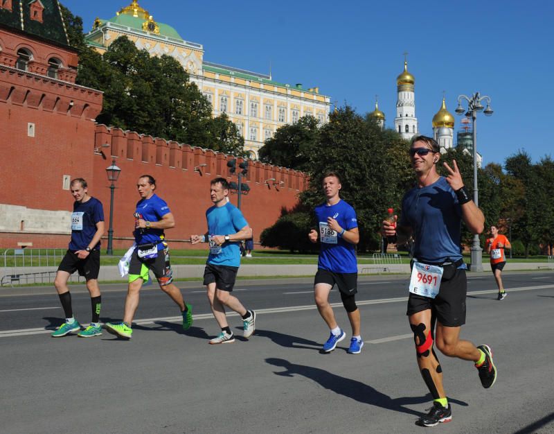 Участники забега пробегут 42 километра и 10 километров по самому центру Москвы. Фото: Александр Кожохин, «Вечерняя Москва»