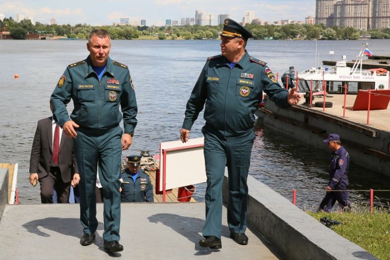 Глава МЧС России проверил готовность московских спасателей к обеспечению безопасности на воде