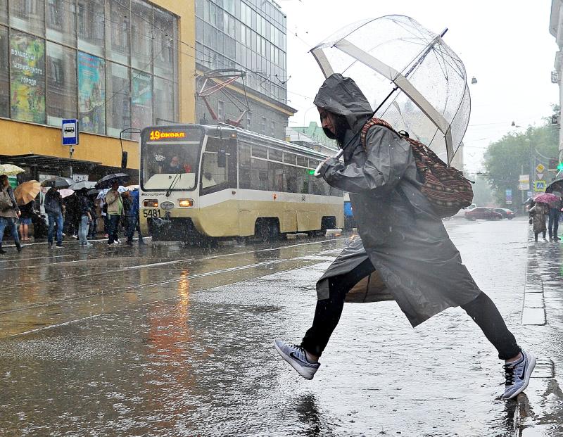 Дожди и шквалистый ветер сохранятся в Москве