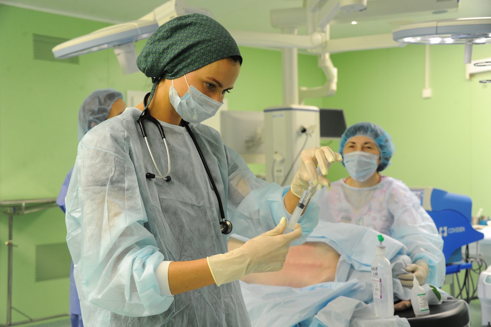 17 июля 2018 года. Врач-анестезиолог Морозовской больницы Диана Насинова (слева) готовит пациента к операции. Фото: Светлана Колоскова