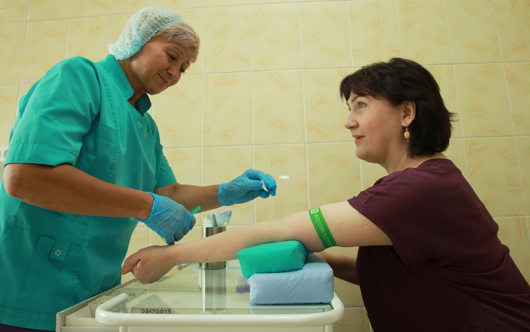 14 июля 2018 года. Медсестра Александра Низова берет на анализ кровь у Елены Чукановой, которая пришла на онкоскрининг. Фото: Наталия Нечаева