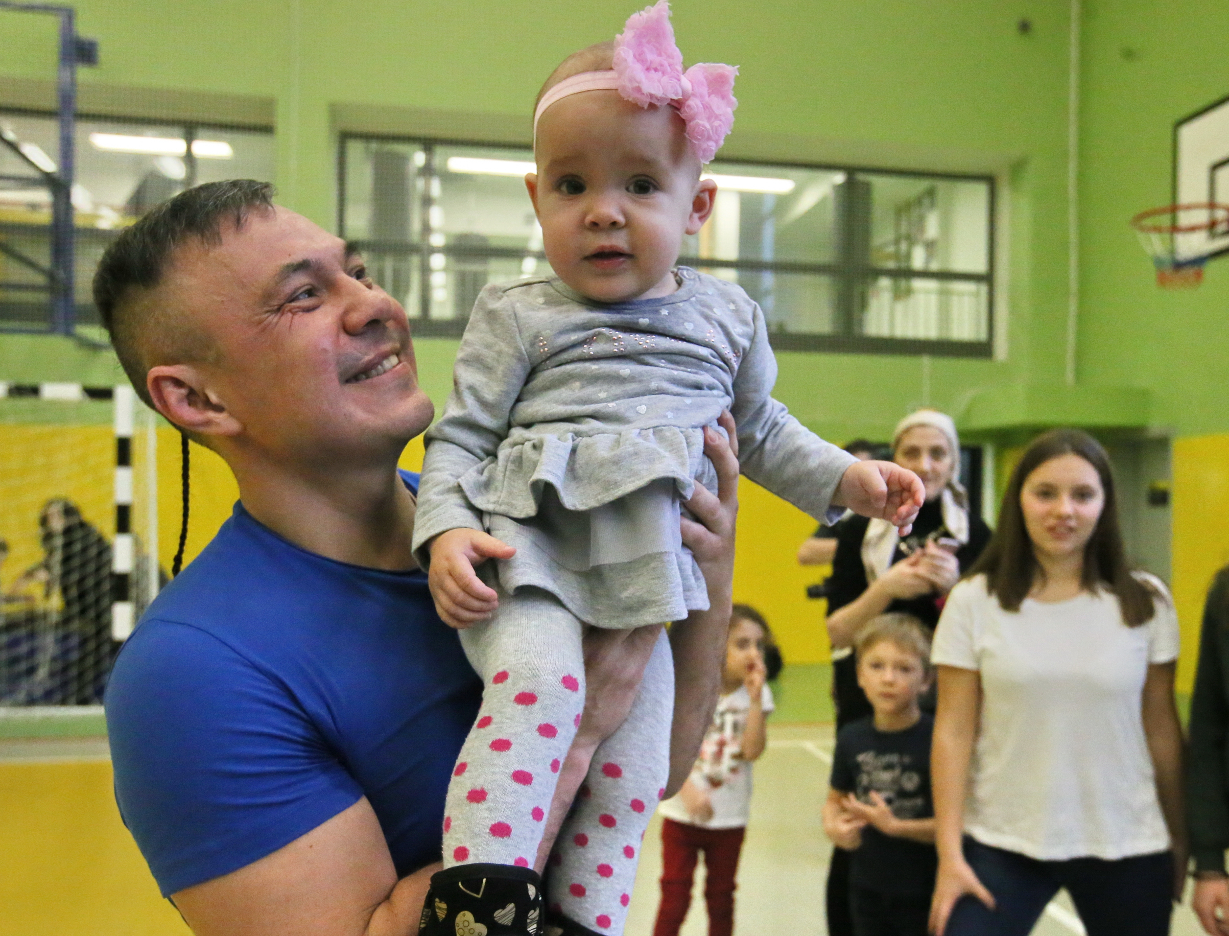 Боксер Константин Цзю частый гость в Новой Москве и всегда находит время пообщаться с подрастающим поколением. Фото: Виктор Хабаров