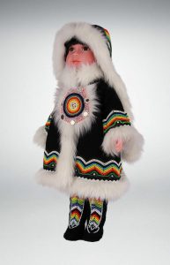 Кукла в народном костюме Автор — дизайнер национальных кукол из винила Лариса Спиридонова. Кукол заказывает по своим эскизам на фабрике в Китае. Остальное: образ, националь- ность, волосы, костюмы создает сама.