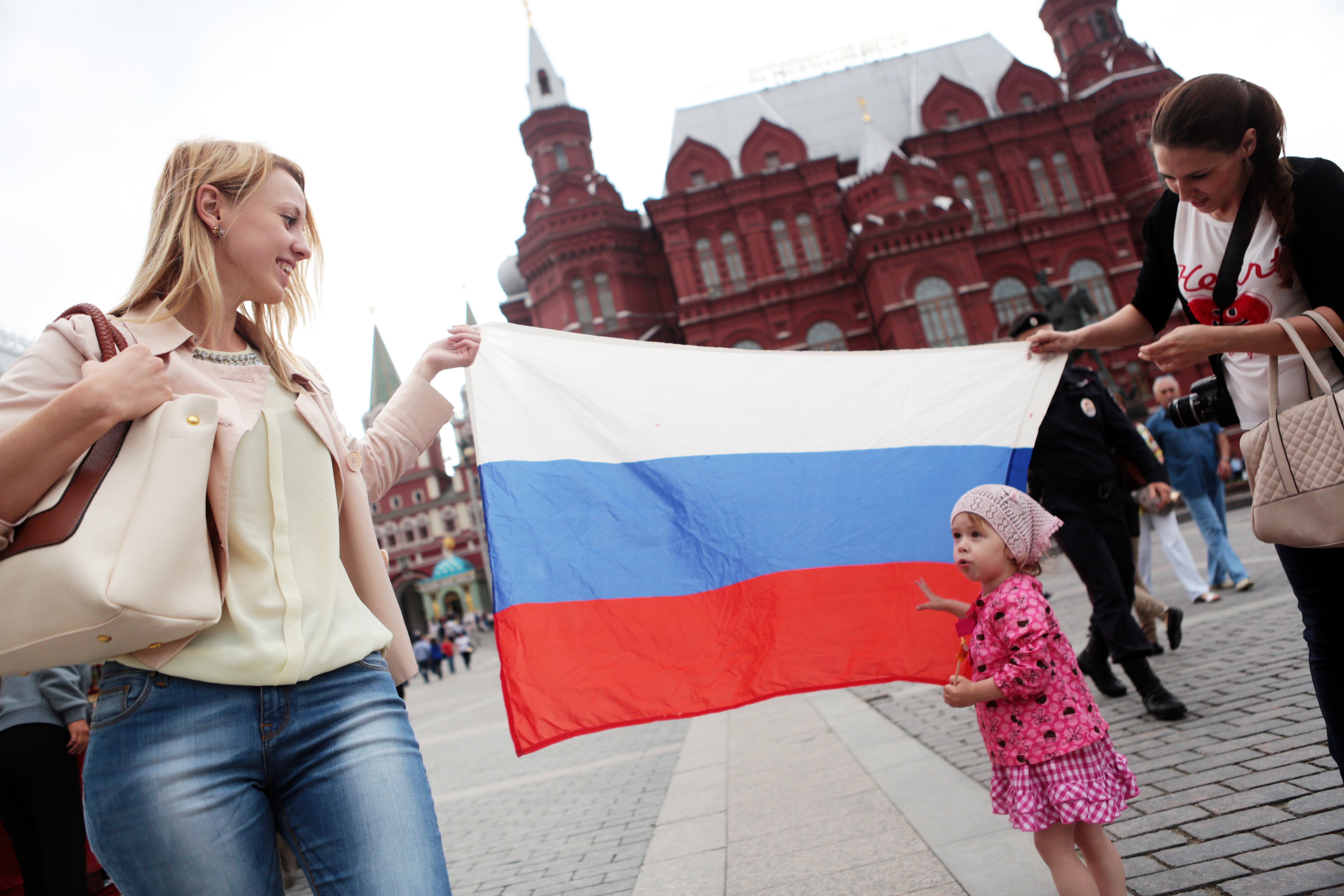 Мосты и улицы Москвы украсят ко Дню флага