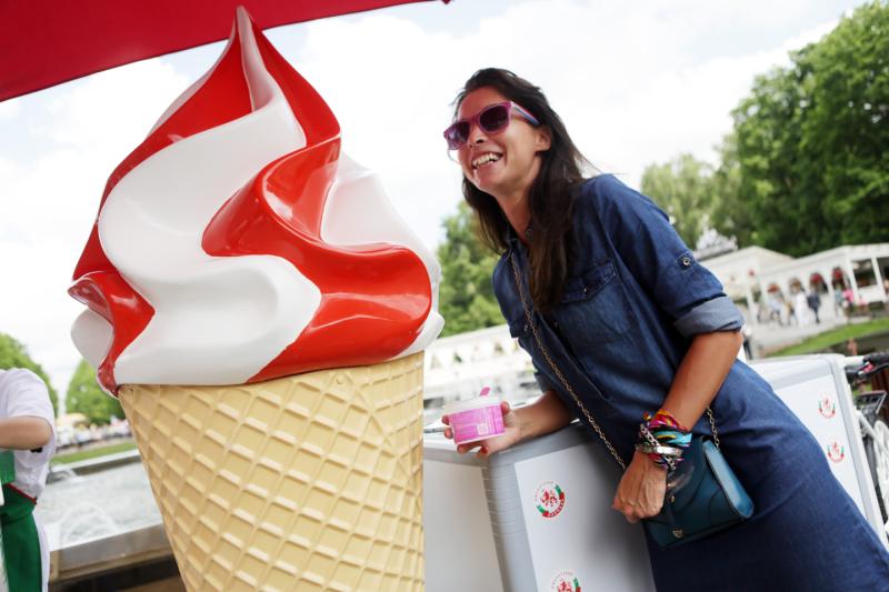 Гигантский стаканчик мороженого появился в «Аптекарском огороде». Фото: Анна Иванцова