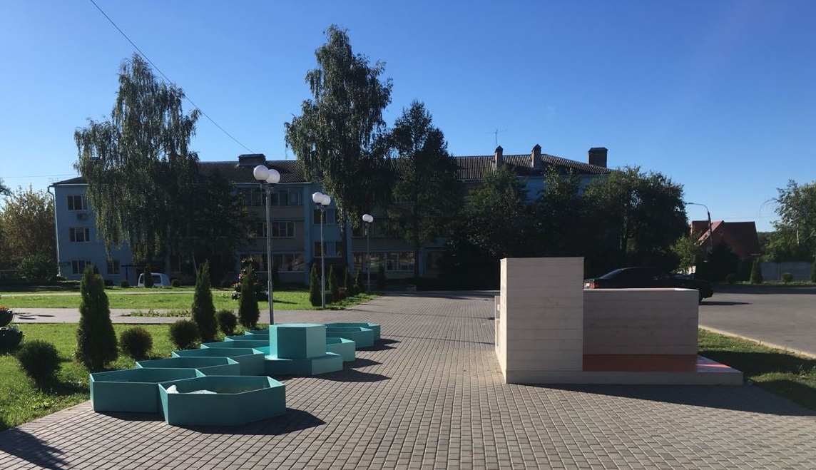 Загадочные бирюзовые соты. Площадь перед Домом культуры в Щаповском превратится в цветущий сад  