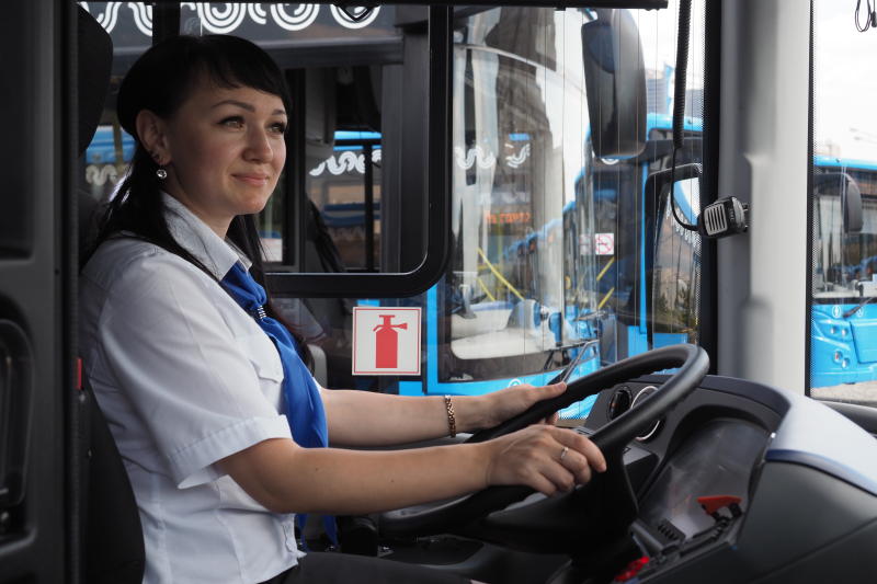 Женщина получила звание лучшего водителя троллейбуса. Фото: Антон Гердо, «Вечерняя Москва»