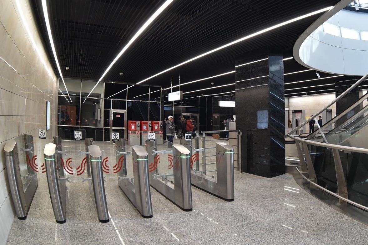 Таблички на 185 станциях метро обновят до конца лета