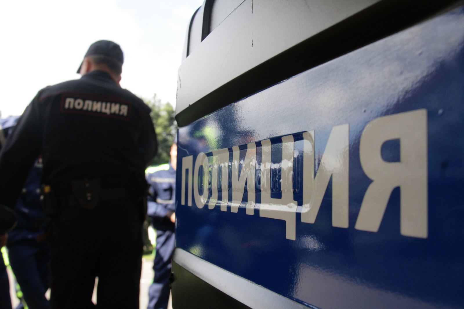 Три миллиона рублей похитили из иномарки на юго-западе Москвы, работает полиция