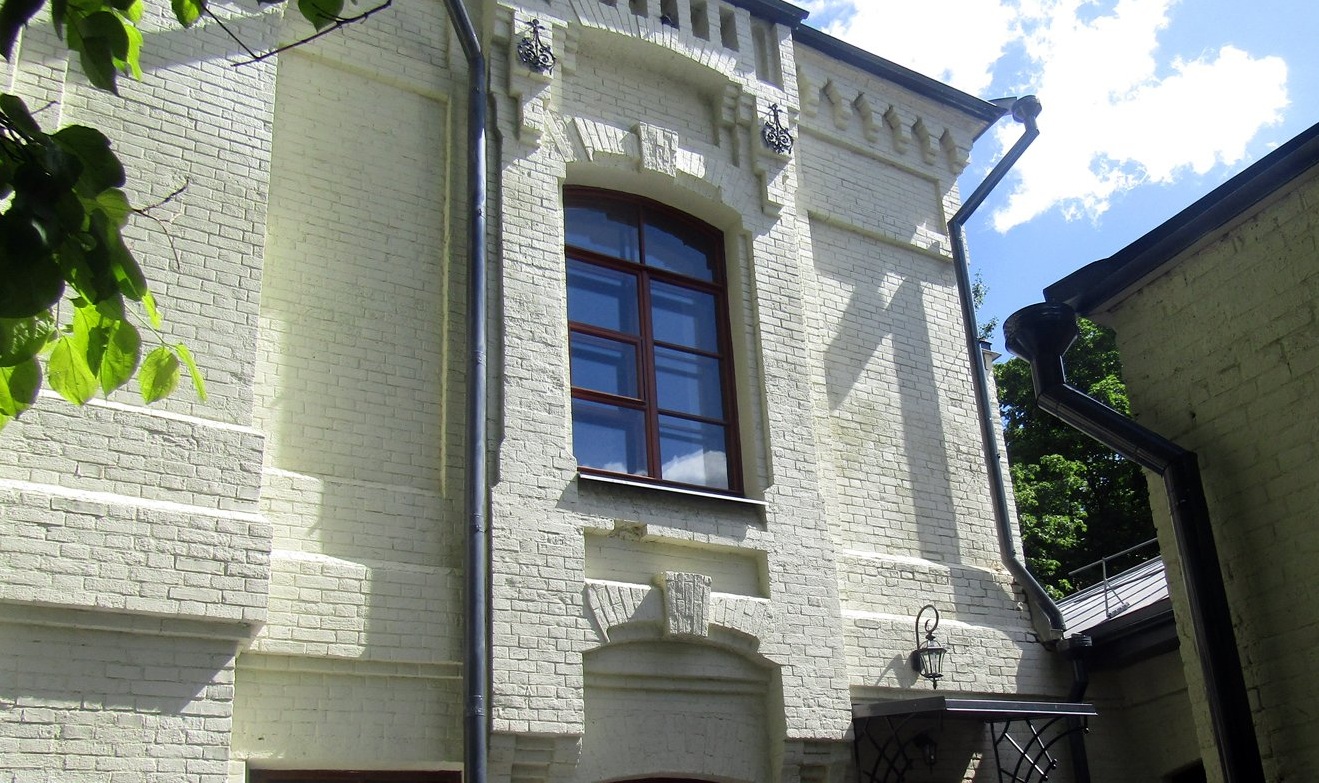 Фасады облицевали светлым кирпичом, так было принято в византийской архитектуре. Фото: mos.ru