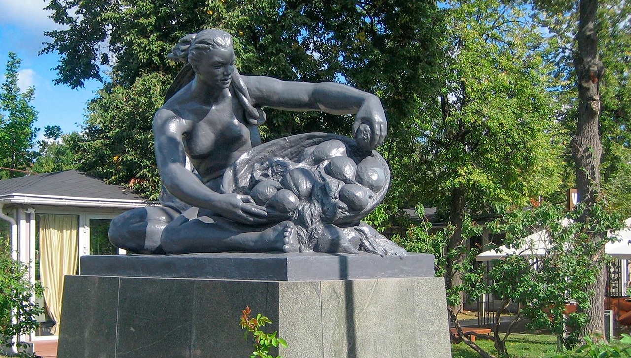 Скульптуры «Земля» и «Вода» являются объектами культурного наследия федерального значения. Фото: mos.ru