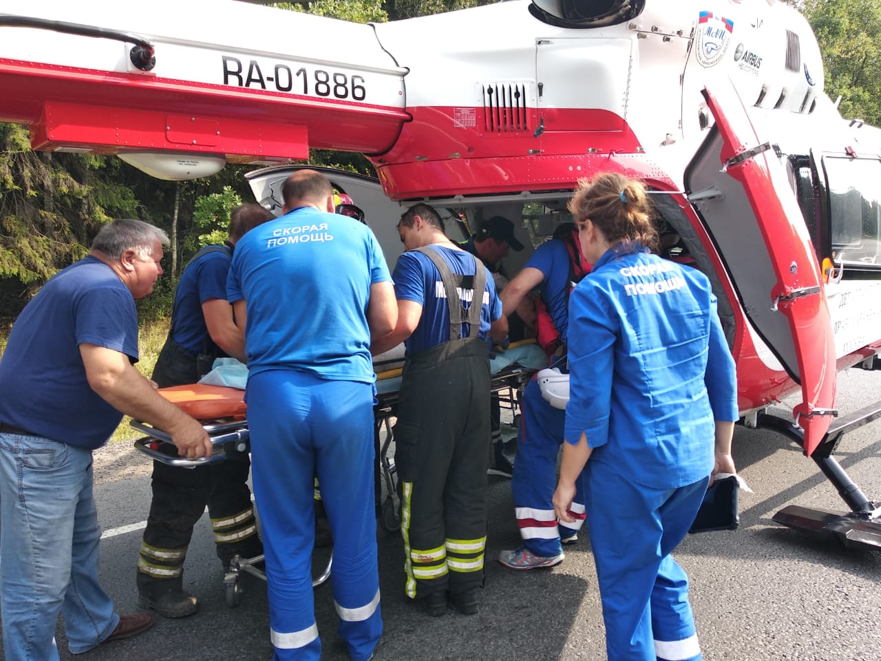 Санитарный вертолет Московского авиационного центра вылетел в деревню Овечкино для эвакуации пострадавшего
